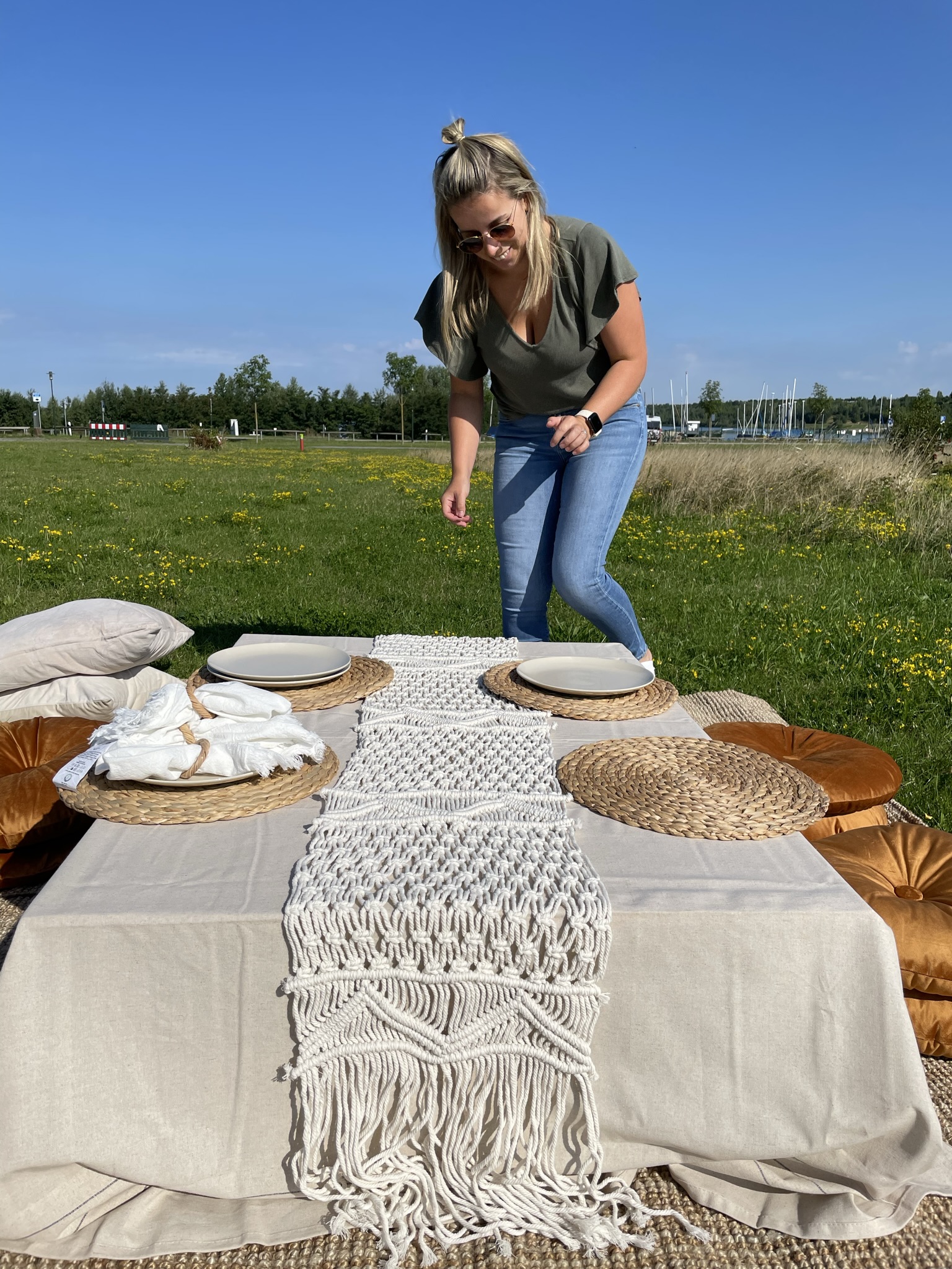 Jana Köhn beim Eindecken eines frühen Picknickaufbaus