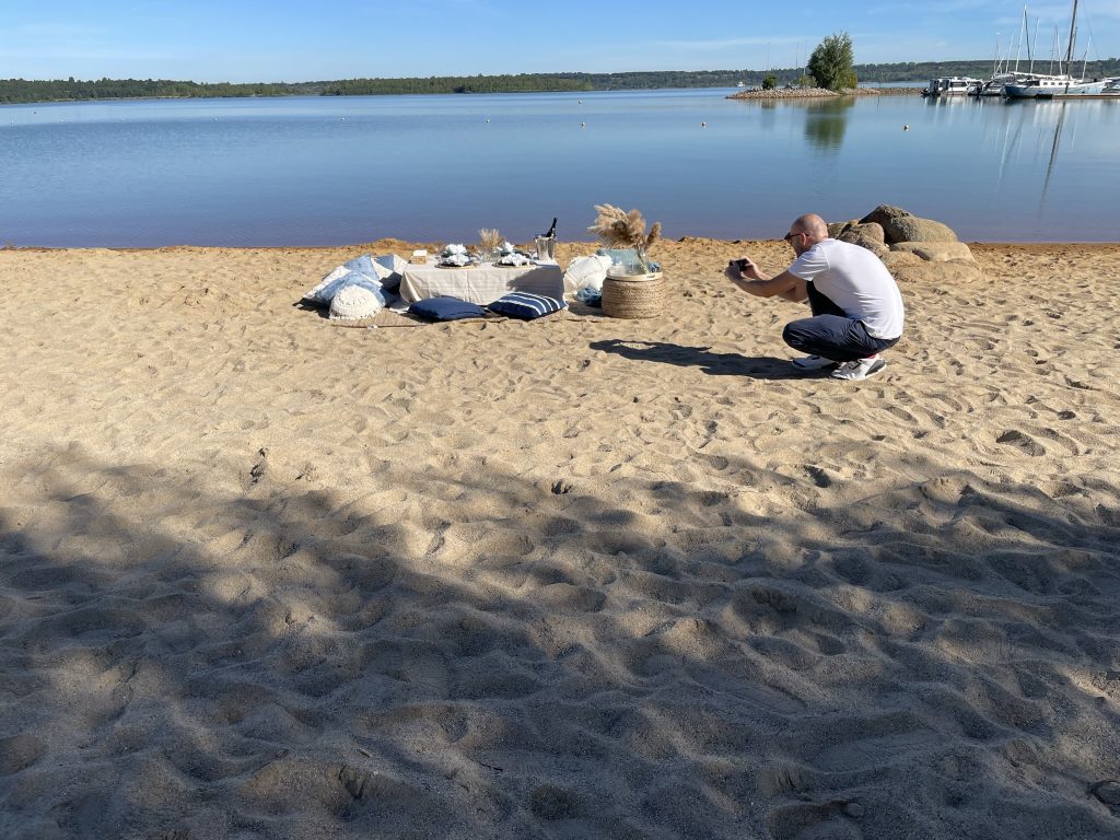 Früher Picknickaufbau am See während eines Fotoshootings