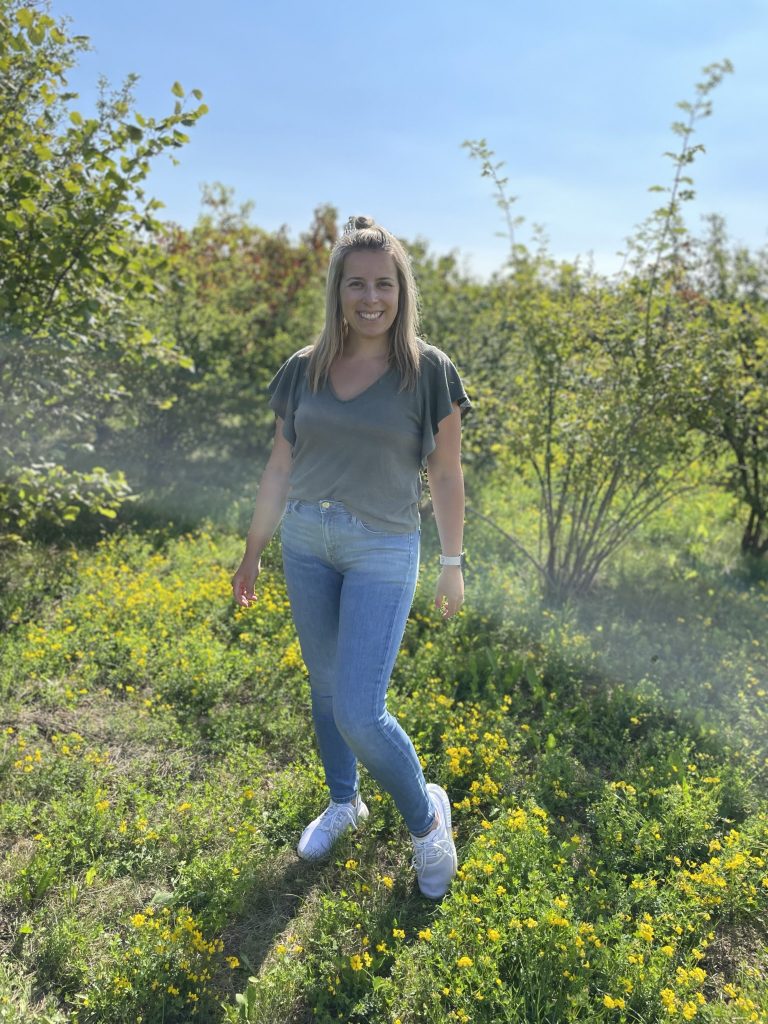 Jana Köhn, Gründerin von Picknickglück, auf einer blühenden Wiese