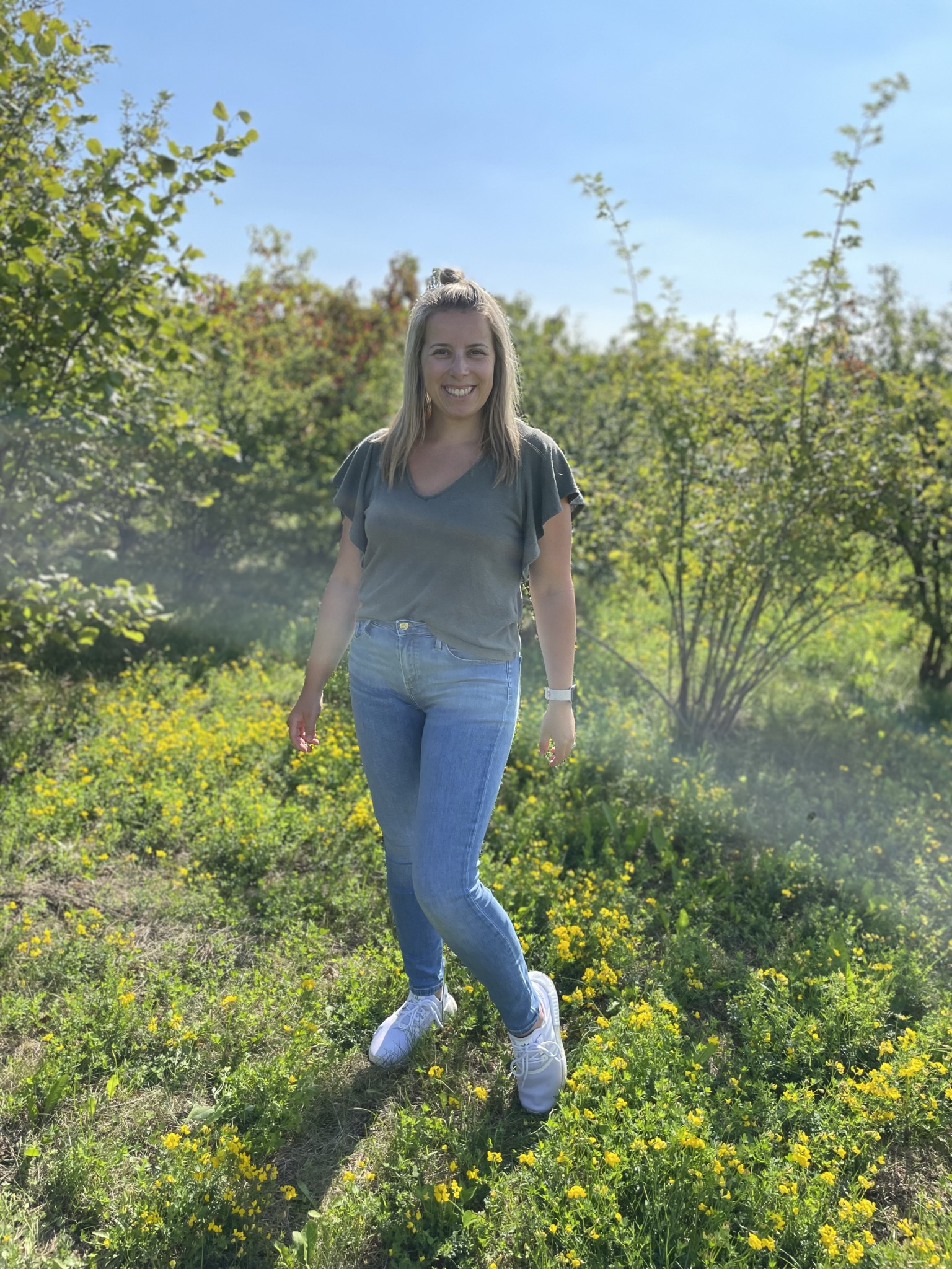 Jana Köhn, Gründerin von Picknickglück, auf einer blühenden Wiese