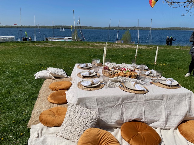 Professionell gedeckte Picknicktafel am See von Picknickglück